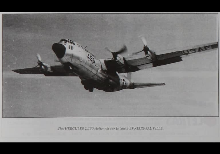 Le Lockheed C 130A en vol arrivèrent sur Evreux Air base en 1958