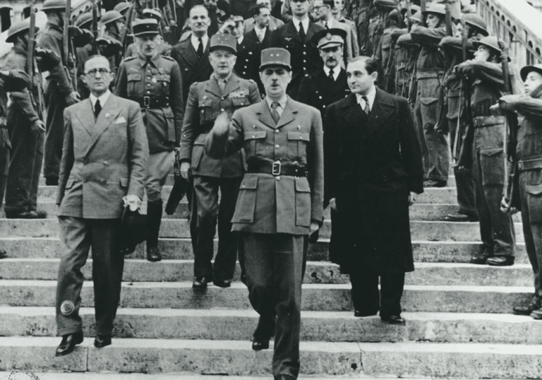 Pierre Mendes France accompagne la visite du général de Gaulle à Évreux le 8 octobre 1944