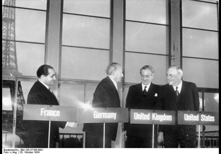 Pierre Mendes France, Konrad Adenauer et les représentants des puissances occidentales, lors de la conférence sur le réarmement de l'Allemagne de l'Ouest, Paris, le 20 octobre 1954