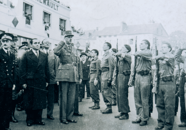 Pierre Mendes France accompagne la visite du général de Gaulle à Évreux le 8 octobre 1944