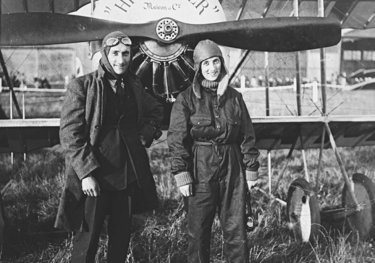 Le pilote Auguste Maïcon et l'aviatrice Adrienne Bolland, posent devant le biplan Caudron G. 3 « High Flyer » au meeting de Buc, le 8 octobre 1920