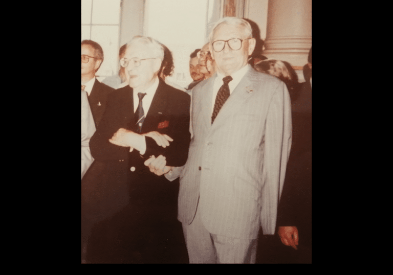 Le français André Le Thuillier et l'allemand Erich Schaeffter participent à la réception officielle des 30 ans du jumelage qui a lieu à l'Hôtel de ville d'Évreux les 13 et 14 juin 1992