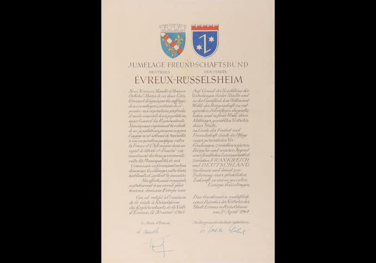 Charte originale de jumelage en français et en allemand, signé à Rüsselsheim le 30 avril 1961 par Armand Mandle (maire d'Évreux) et le Dr Wlater Köbel (maire de Rüsselsheim)