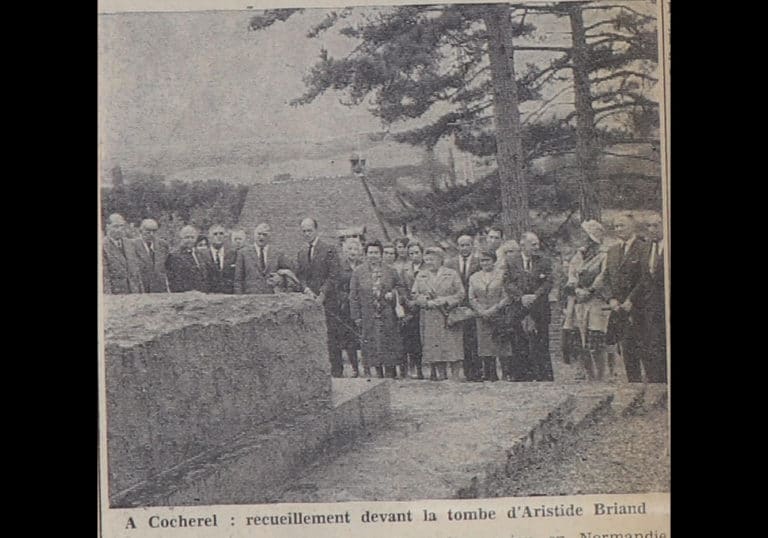 À l'occasion de la signature de la charte de jumelage à Évreux les deux délégations emmenées par leurs maires respectifs, se rendent le 30 septembre à Cocherel sur la tombe d'Aristide Briand, pionnier du rapprochement franco-allemand. Photo extraite d'une coupure de presse, octobre 1961