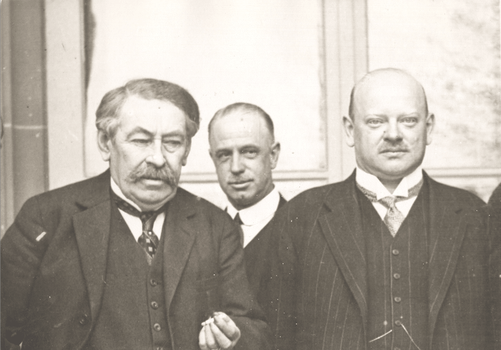 Aristide Briand (à gauche) et Gustav Stresemann à Locarno (octobre 1925). Au second plan, on reconnait Éric Drummond, secrétaire général de la Société des nations