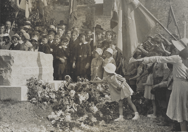 Le 24 août 1932, des enfants de différentes nationalités déposent des fleurs sur le tombeau d’Aristide Briand au cimetière de Cocherel lors d'une cérémonie pacifiste