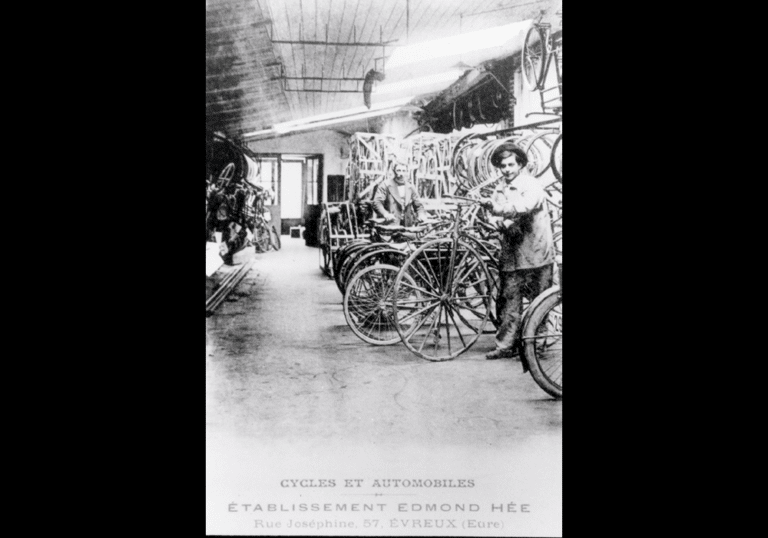 Carte postale montrant le magasin de cycles et d'automobile Hée