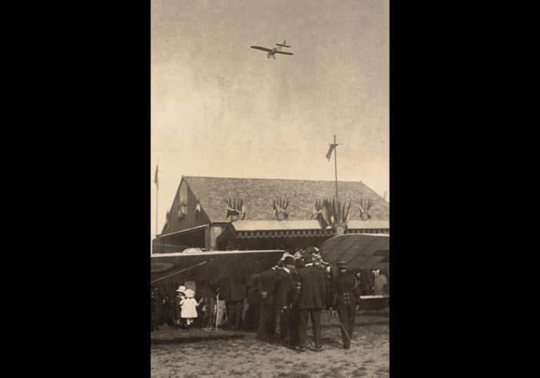 Un Blériot XI survolant la station Bellenger le jour de son inauguration le 9 juin 1913