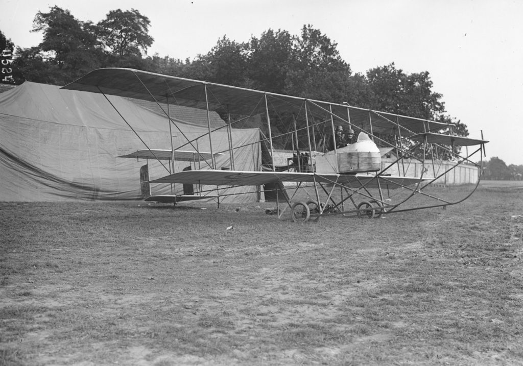 Farman MF 7 utilisé pour la reconnaissance aérienne et qui réalise le 14 août 1914 le premier bombardement à partir d'un avion