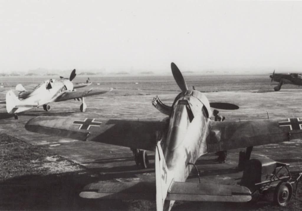 Trois chasseurs bombardiers Folke Wulf Fw 190 faisant le plein de carburant sur l'aérodrome d'Évreux