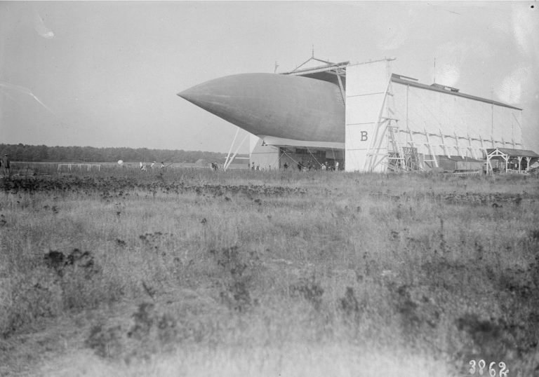 Le dirigeable semi-rigide français Lebaudy II partiellement sorti de son hangar de Moisson, en 1904