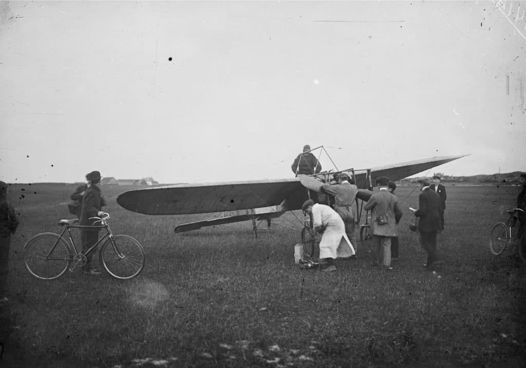 Louis Blériot, à bord du monoplan Blériot type XI, lors des préparatifs de la traversée de la Manche, le 25 juillet 1909