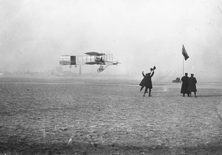 Le 13 janvier 1908 : Henry Farman effectue un vol d’un kilomètre en circuit fermé et remporte le Prix Deutsch-Archdeacon, à Issy-les-Moulineaux
