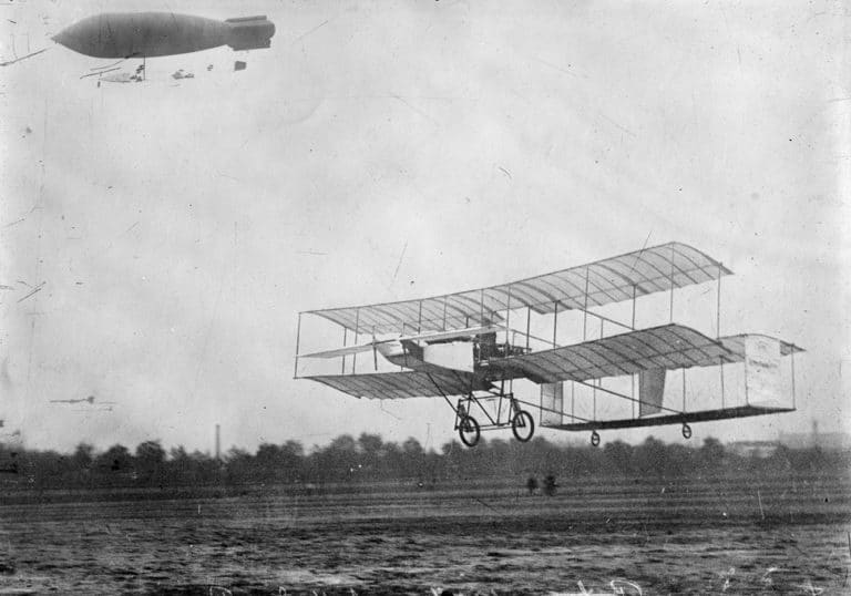 Biplan Voisin-Farman n° 1, en vol à Issy-lesMoulineaux, survolé par le dirigeable Astra « Ville de Paris », octobre 1907