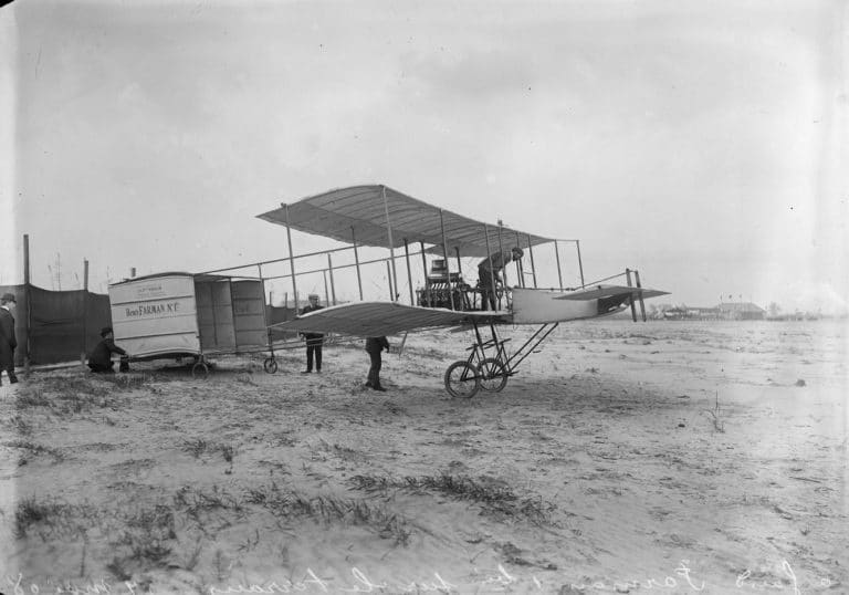 Le biplan Voisin - Farman n° 1 bis, à Gand, le 26 mai 1908. Henry Farman se tient à bord de l'aéroplane