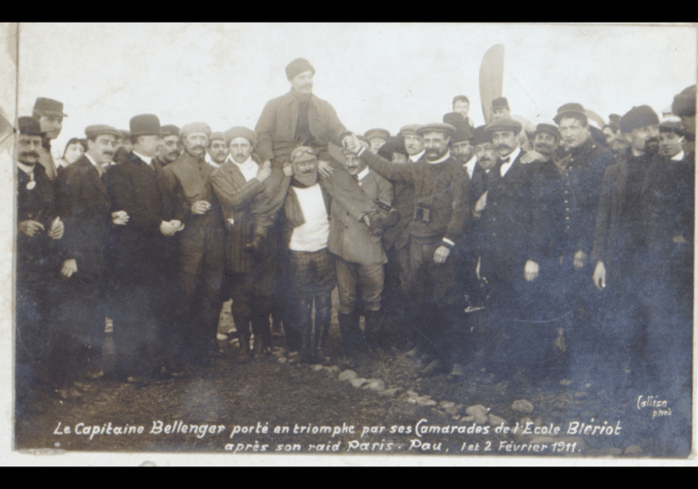 Le capitaine Bellenger porté en triomphe par ses camarades de l’École Blériot après son raid Paris-Pau (1er-2 février 1911)