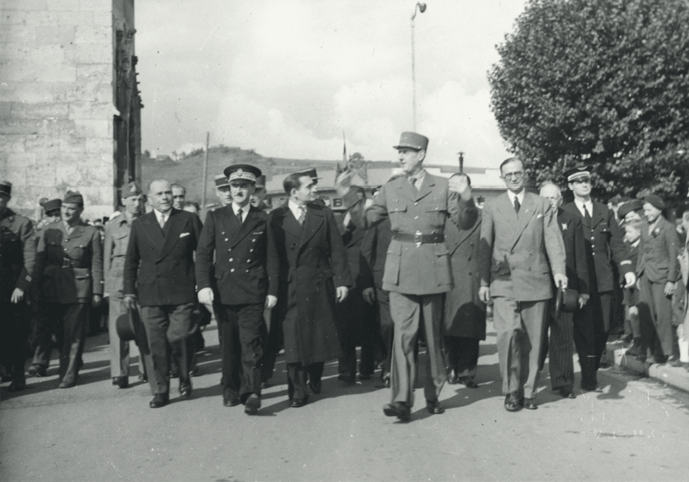 Le Maire d’Évreux, Georges Bernard (à gauche sur la photo), reçoit la visite du Général de Gaulle le 8 octobre 1944. Pierre Mendès France est également présent