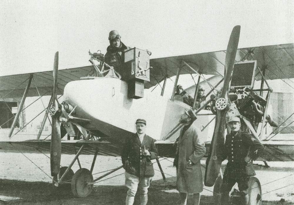 Appareil photo-automatique Jacquelin, modèle 1918, fixé sur avion dans « Livre d'or des anciens maîtres et anciens élèves du Collège Saint François de Sales », page 249