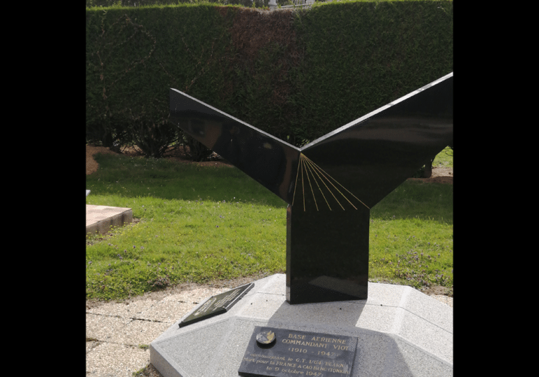 Stèle érigée à la base aérienne 105 en mémoire du Commandant Jules Viot