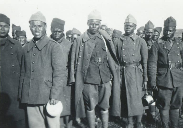 Prisonniers de guerre français au travail sur la base, août 1940