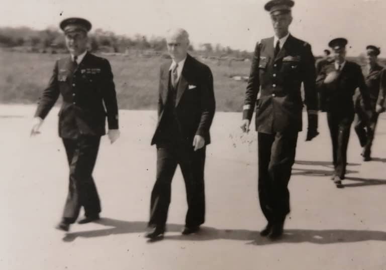 Le Commandant Poirier (Commandant de la Base d'Évreux), Monsieur Tillon (Ministre de l'Air) et le Commandant Lucien (Commandant de la base de Chartres), en 1945 lors de l'inauguration de la Base