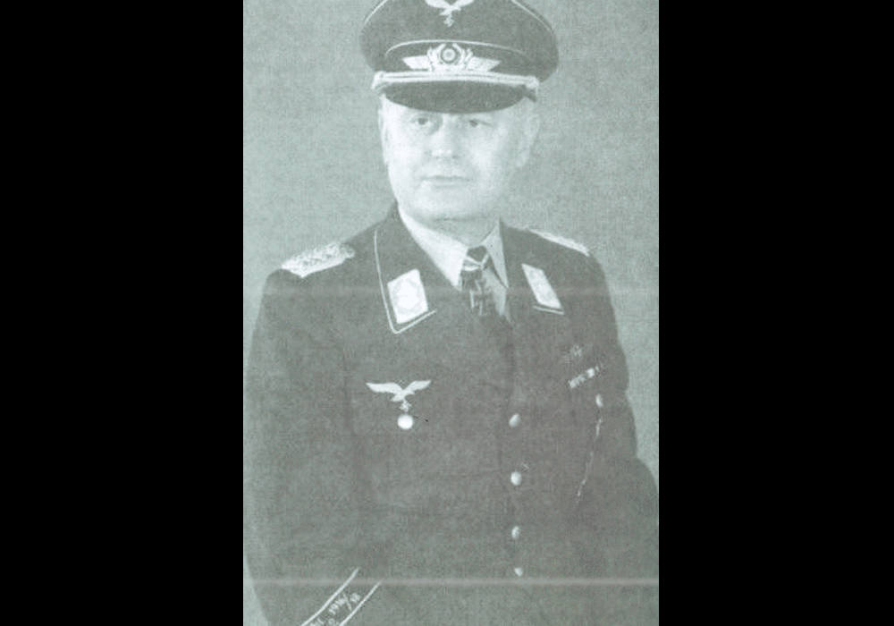Portrait du Colonel Otto Höhne qui fut le Commandant de la 54e escadre de bombardement surnommée « Tête de mort » entre l'été 1940 et le printemps 1941