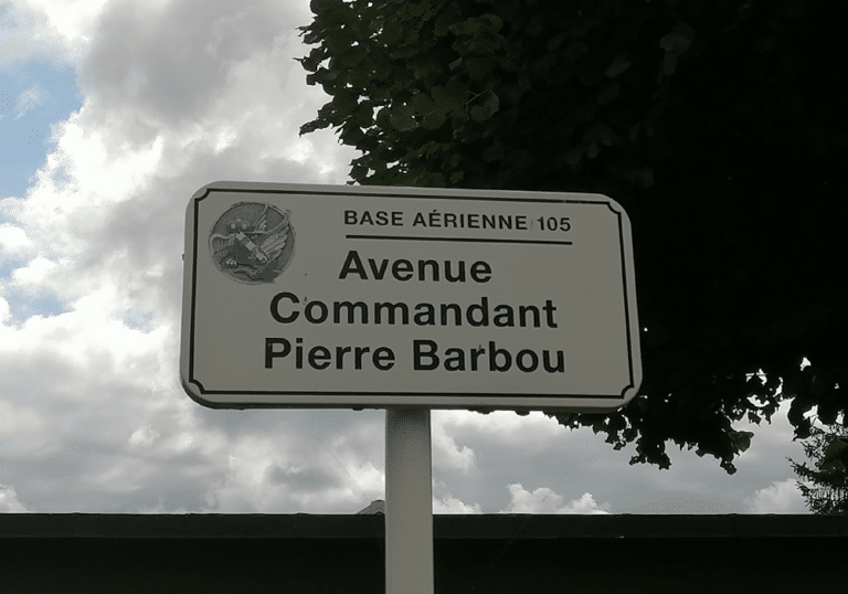 L'avenue du Commandant Pierre Barbou est la seule rue de la base aérienne 105 ayant un nom