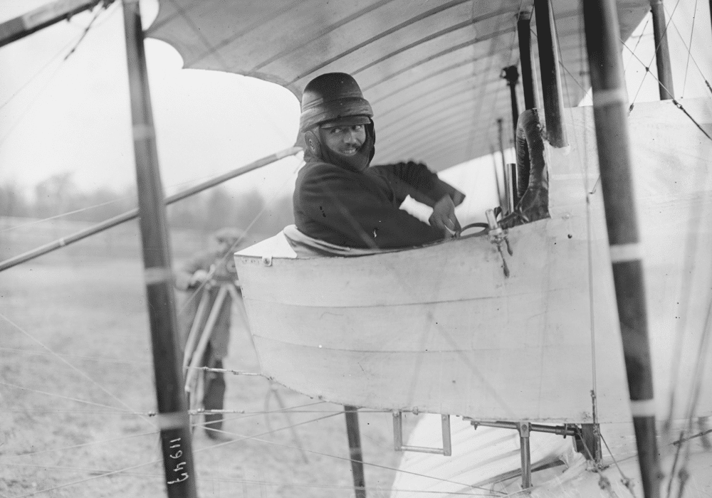 Pierre Chanteloup aux commandes d'un biplan Caudron type F à Issy-les-Moulineaux le 21 novembre 1913 / Monde et Caméra