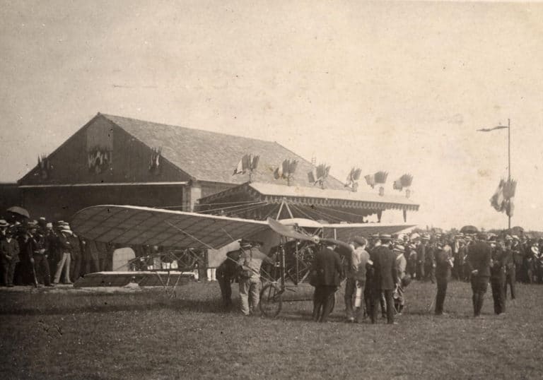 Un Nieuport IV devant le hangar Bellenger le jour de son inauguration le 9 juin 1913