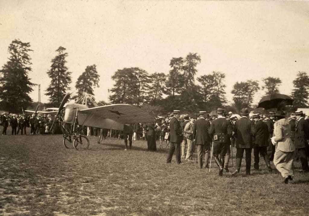 Un Blériot XI stationné sur le terrain d'aviation d'Évreux, au moment de son l'inauguration du terrain d'aviation le 9 juin 1913