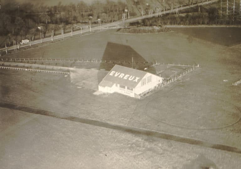 Vue aérienne de l’aérodrome d’Évreux et de la halte aérienne Bellenger (vers 1930) dans « Recueil de la Société Civile d'aviation d'Évreux »