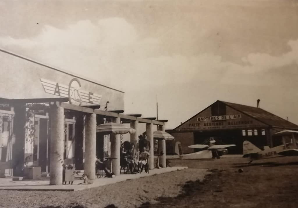 L’aérodrome d’Évreux-Le-Coudray, avec le buffet-gare et la halte Bellenger dans les années 1930 dans le n°270 « Évreux, notre ville » octobre 2000
