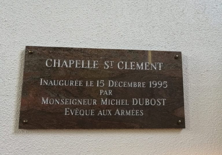Plaque inaugurative quand la chapelle fut dédiée à Saint Clément le 15 décembre 1995