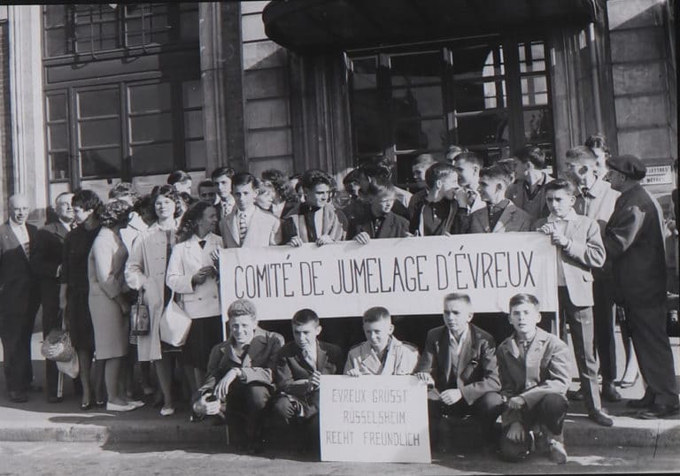 Des jeunes Allemands de Rüsselsheim sont accueillis par leurs correspondants ébroïciens, août 1960