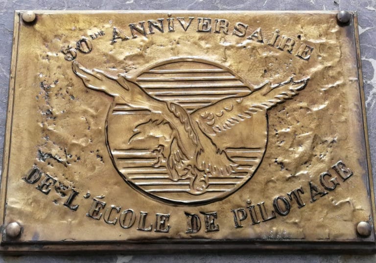Plaque mémorielle déposée en 1989 à la base aérienne 105 à l'occasion du 50ème anniversaire de l'École Auxiliaire de Pilotage n°17