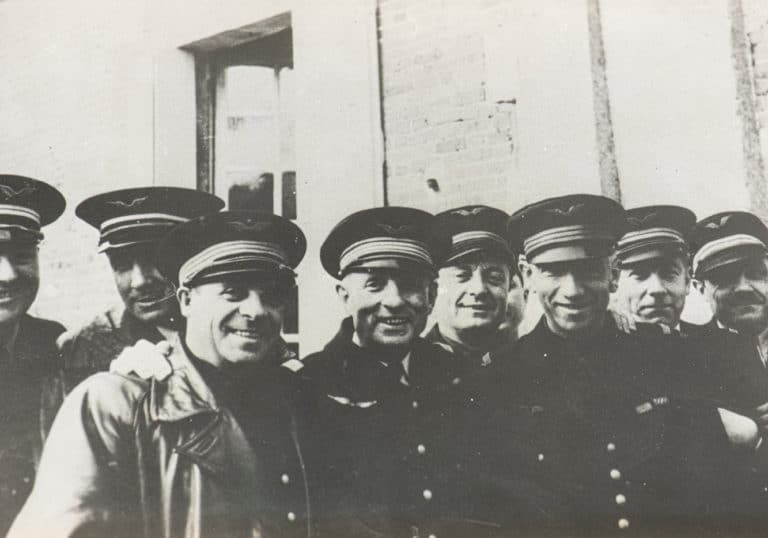 Officiers de l'école de pilotage en 1939, au centre le Commandant Pierre Barbou