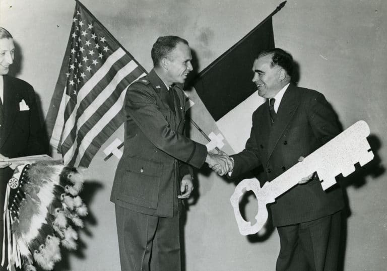 Fermeture de la base américaine d'Évreux-Fauville le 31 mars 1967, le Colonel américain Tarver remet de manière symbolique la clé des lieux à Armand Mandle, maire d'Évreux