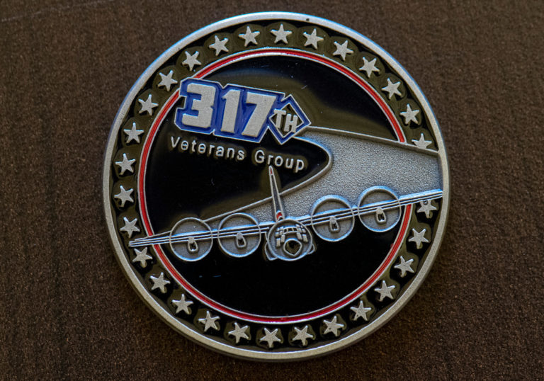 Médaille offerte à Guy Lefrand, maire d'Évreux par les vétérans américains de la 317 Th de l'US Air Force illustrant le lien les unissant avec la ville